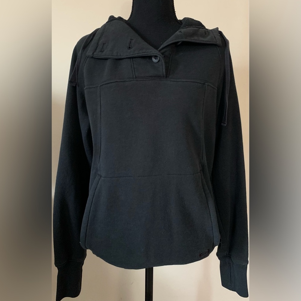 Women’s black Oakley sweatshirt with thumb holes and pockets. Size small.